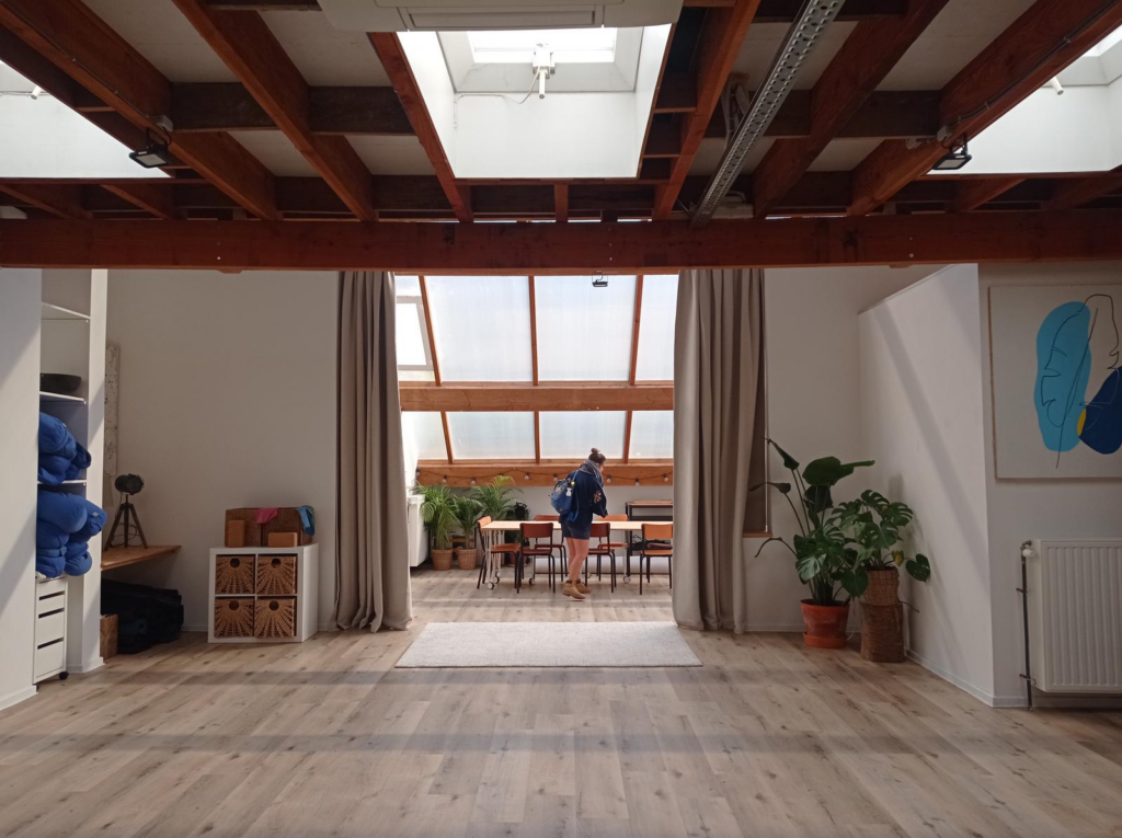 Une photo de la salle de coaching et d'improvisation "Impro Flow Brussels" à Bruxelles