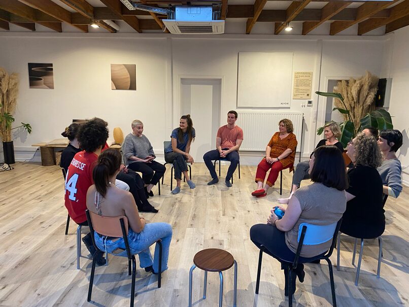 La team d'improvisation assis sur des chaises les uns en face des autres